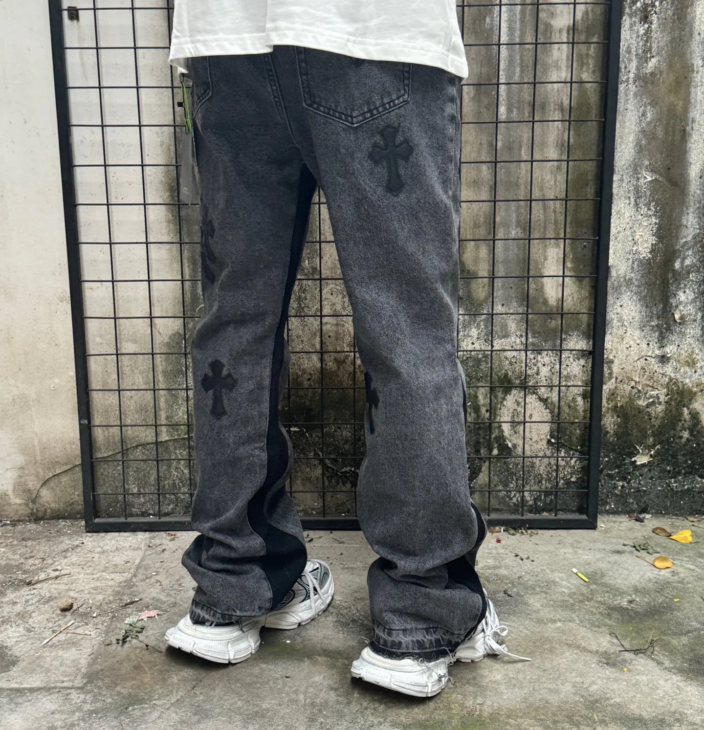 -Size upper body P260#G99 GALLERY DEPT. Crow patched leather cross denim bell-bottoms washed distressed spliced ​​jeans Denim washing plant, during this process the owner of the washing plant helped introduce a boss who once worked at the Levi OEM factory and then started his own business, which also paved the way for the following styles. Therefore, Levi's remodeled single product for the base plate is really familiar. Whether it is the fabrics supplied or the lathes used in production, there is nothing to choose from. -Color: Black -Size: S-XXL (corresponding to 28-36)